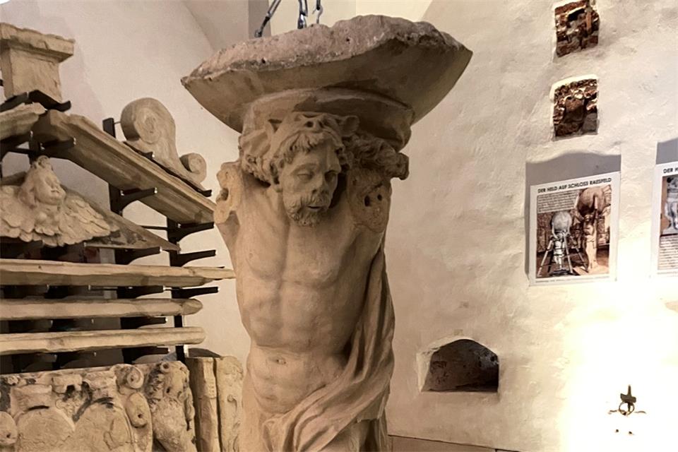 Am Sonntag bietet sich die Möglichkeit, einen Blick in das ehemalige Verlies zu werfen und dem Herkules einen Besuch abzustatten. 