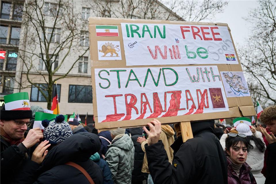 Am Sonntag demonstrieren erneut Menschen gegen die Regierung im Iran (Foto von Samstag)Annette Riedl/dpa