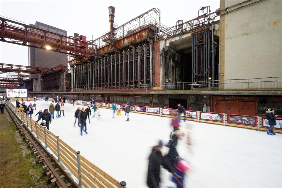 Am Sonntag hängen am Himmel über NRW noch viele Wolken - die neue Woche startet dagegen mit Sonnenschein.Henning Kaiser/dpa