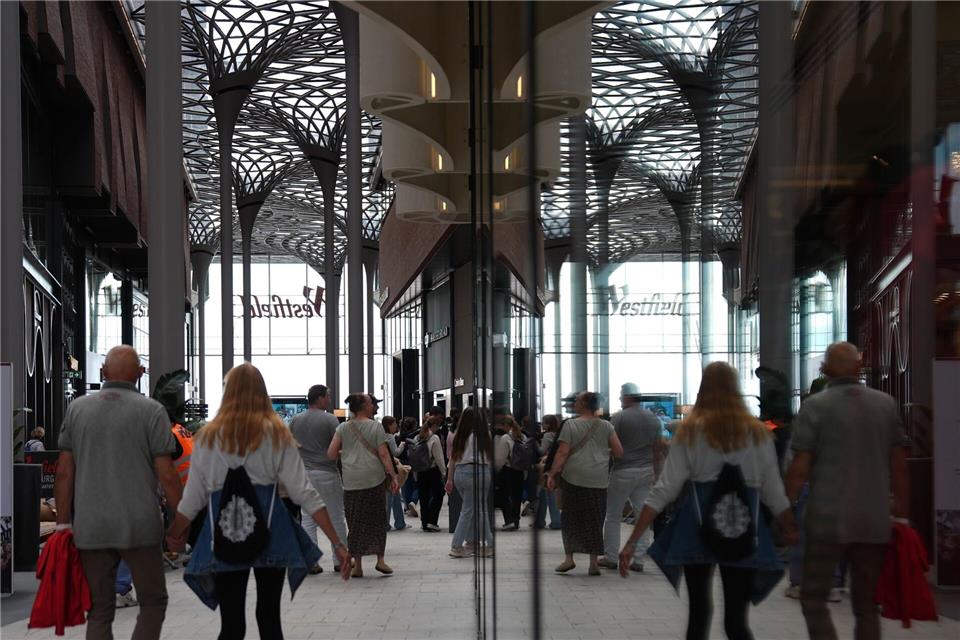 Am Sonntag können Kunden shoppen, bummeln und flanieren. (Archivfoto)Marcus Brandt/dpa