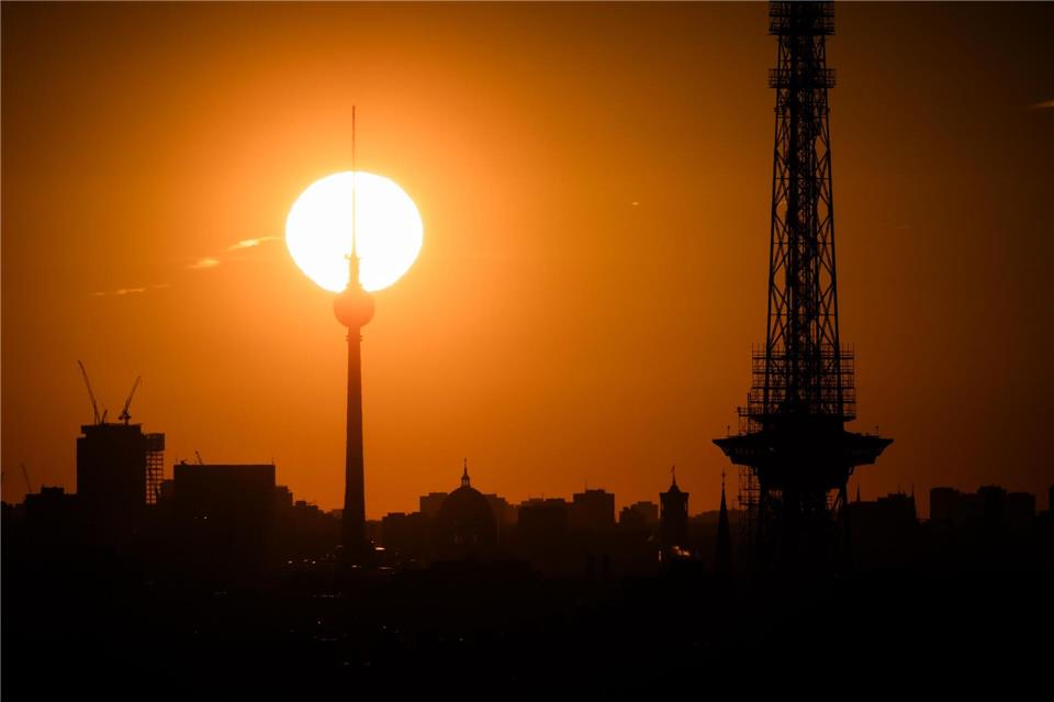 Am Sonntag steigen die Temperaturen auf bis zu 25 Grad. (Archivbild)Christoph Soeder/dpa