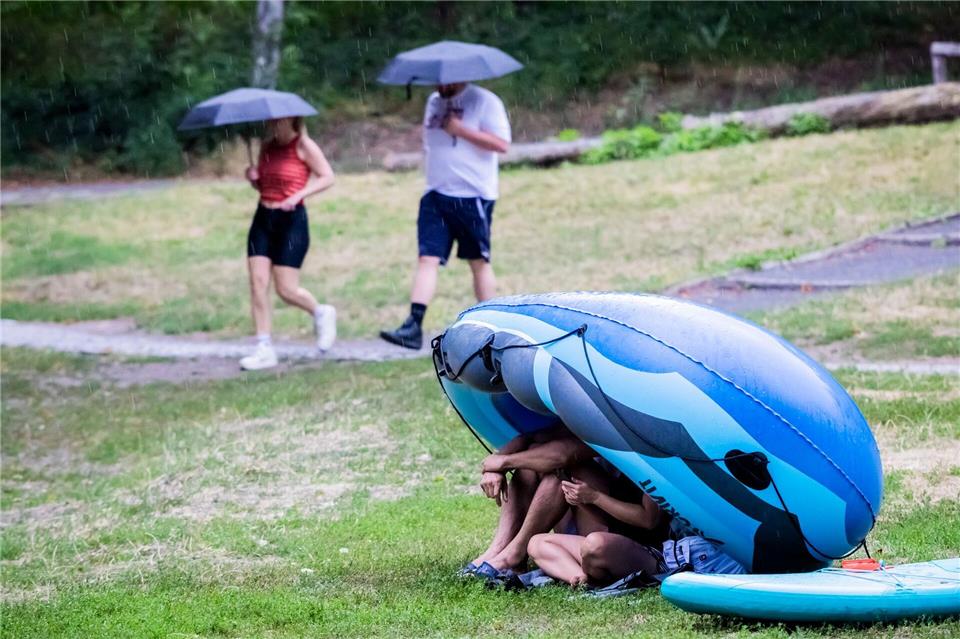 Am Sonntag und Montag soll es in Berlin und Brandenburg schauern und gewittern, am Sonntag ist auch Starkregen möglich. (Foto aktuell, 17.07.)Christoph Soeder/dpa