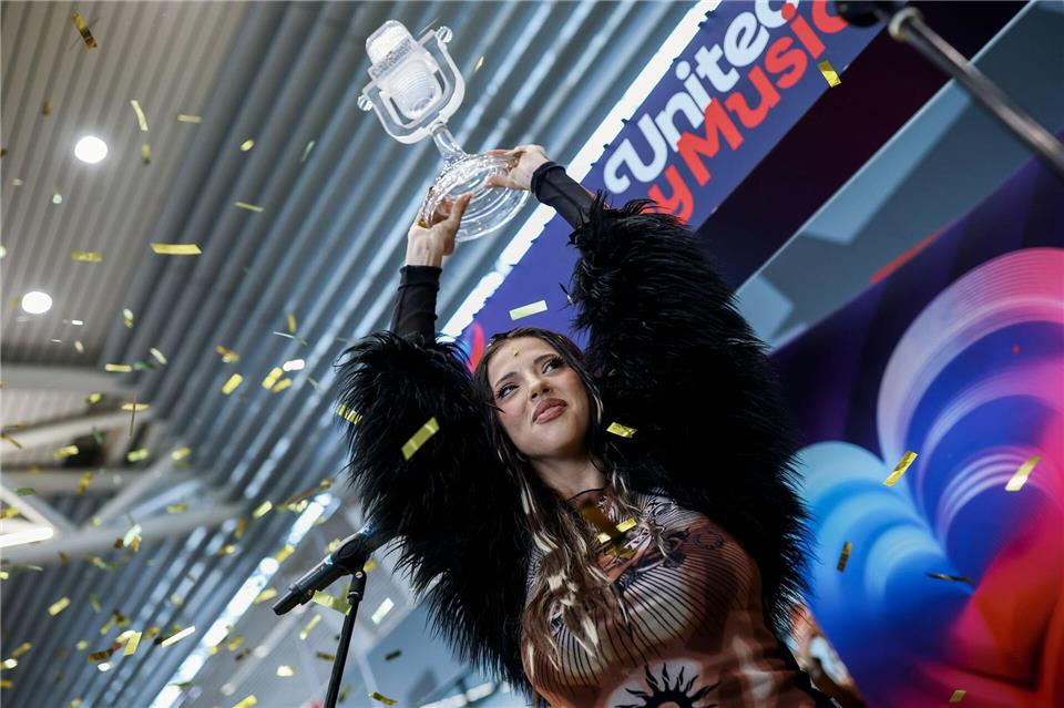 Am Sonntag war Dara bereits am Flughafen von Sofia von Fans gefeiert worden. (Archivbild)-/AP/dpa