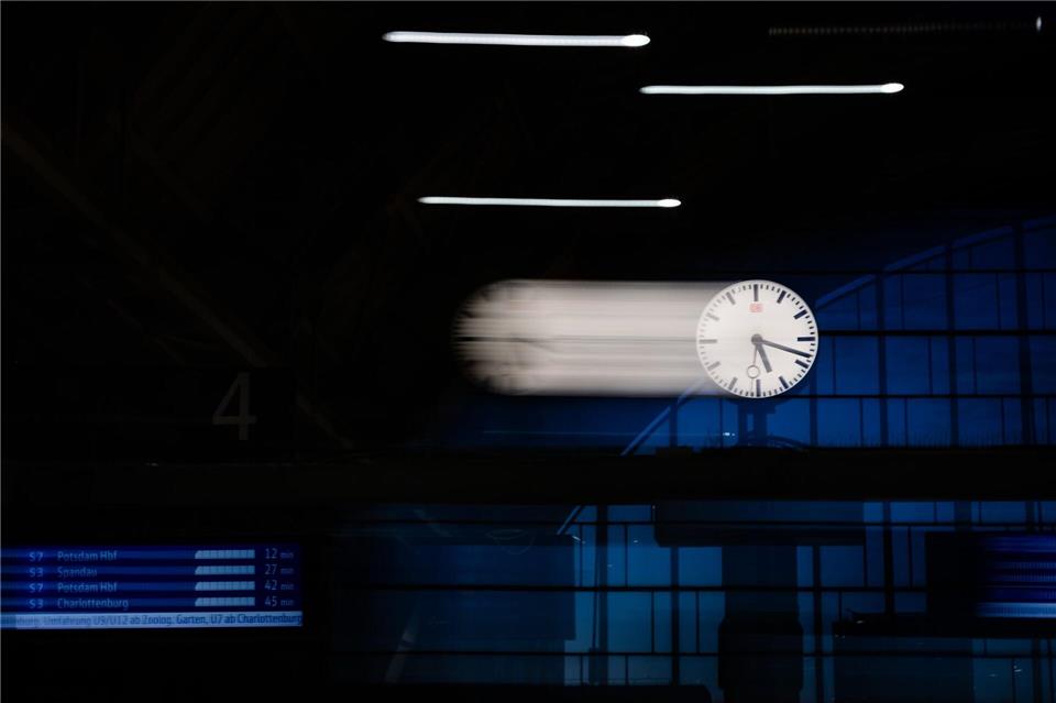 Am Sonntag werden die Uhren auf Winterzeit zurückgestellt. (Symbolbild) Christoph Soeder/dpa