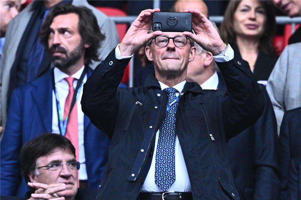 Am Sonntag will Kanzler Merz den deutschen Handballern vor Ort die Daumen drücken. (Archivbild)Tom Weller/dpa