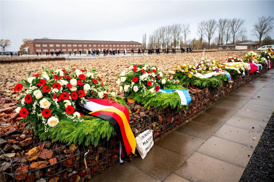 Am Sonntag wird am Volkstrauertag den Opfern von Krieg und Gewalt gedacht. (Archivbild)Daniel Bockwoldt/dpa