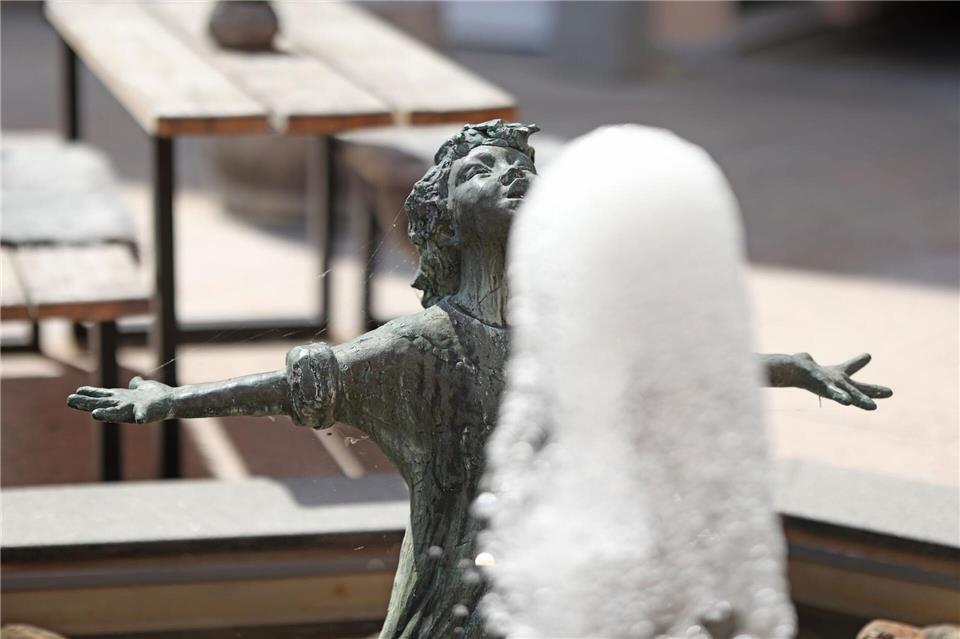 Am Sonntag wird es in Sachsen-Anhalt noch heißer als am Samstag. (Symbolbild)Matthias Bein/dpa
