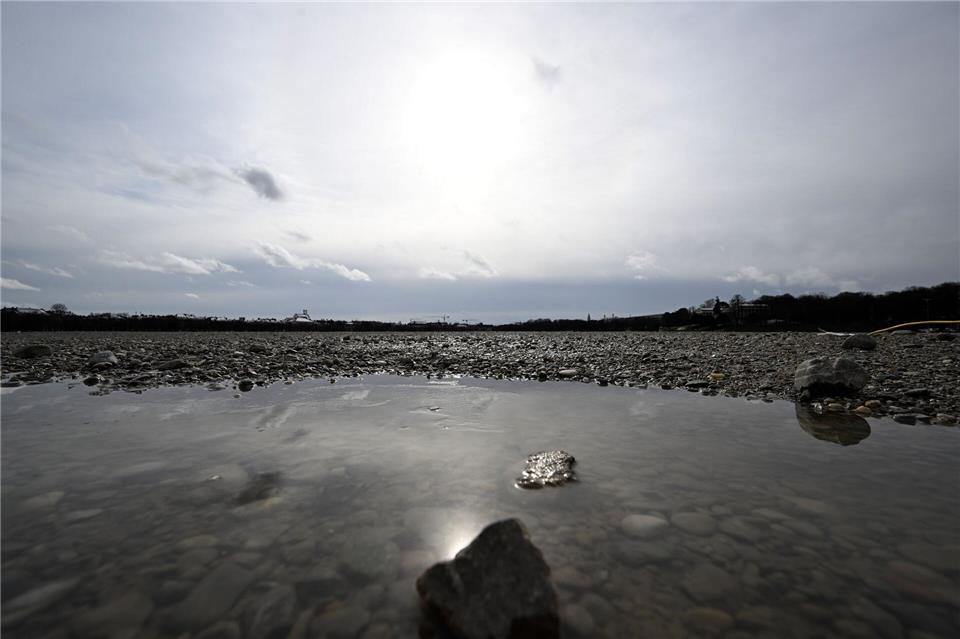 Am Sonntag wird es überwiegend bewölkt sein. Zeitweise kann es leicht regnen. (Symbolbild)Felix Hörhager/dpa
