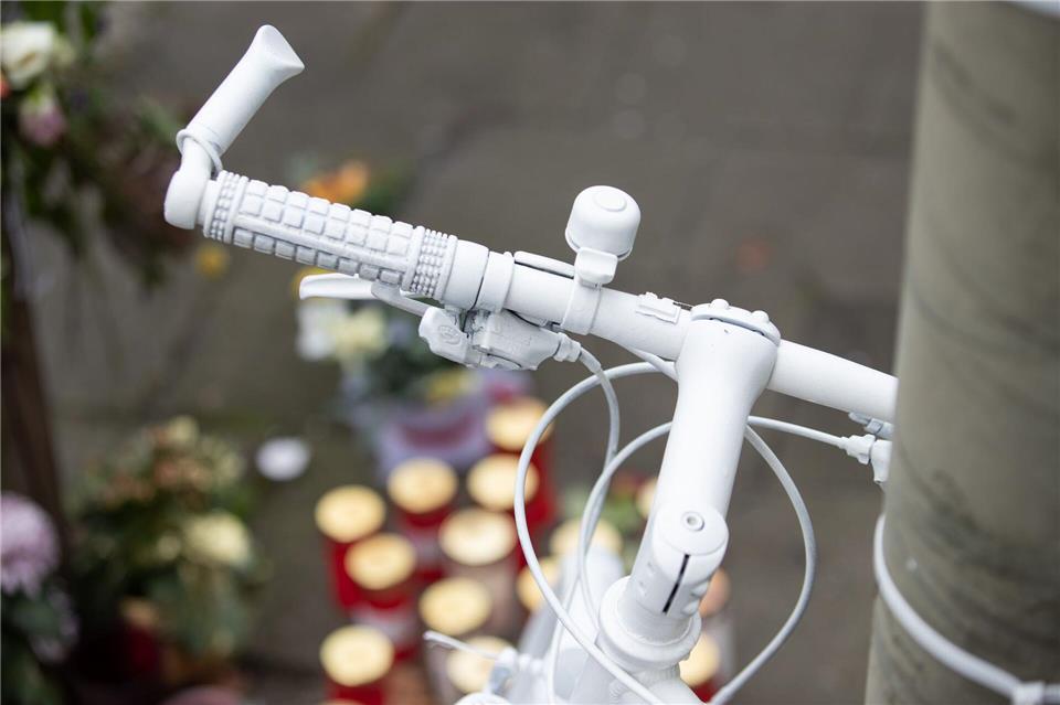 Am Sonntag wird in Hamburg der bei einem „Dooring-Unfall“ getöteten 41-jährigen Radfahrerin gedacht. (Symbolfoto)Friso Gentsch/dpa