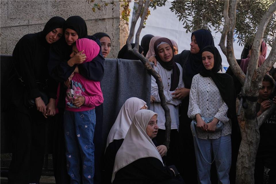 Am Sonntag wurden bei israelischen Luftangriffen Krankenhausangaben zufolge 44 Palästinenser getötet. Abdel Kareem Hana/AP/dpa