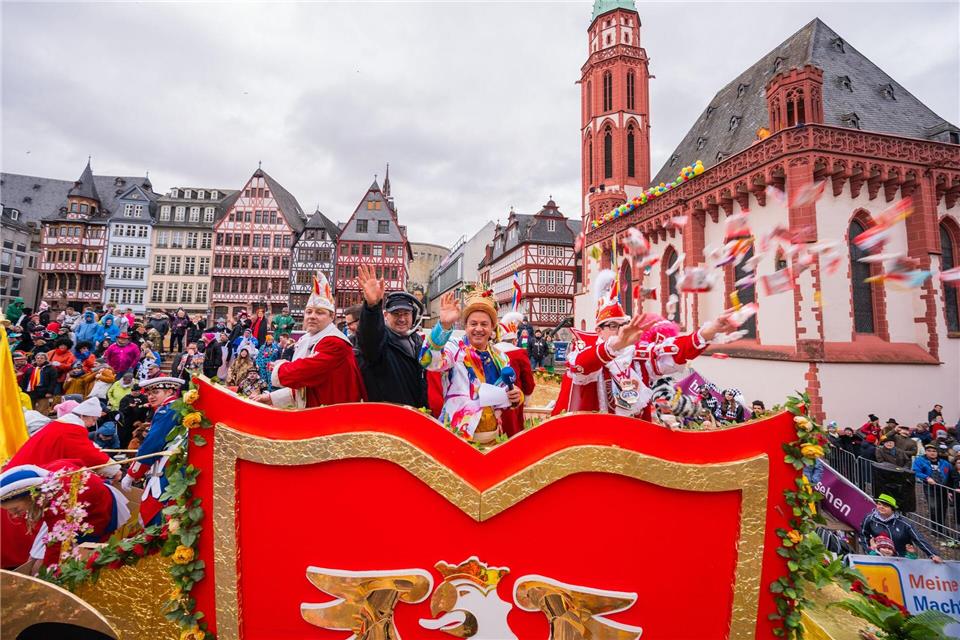 Am Sonntag ziehen Motivwagen, Garden und Musikkapellen durch die Frankfurter Innenstadt. (Archivbild)Andreas Arnold/dpa