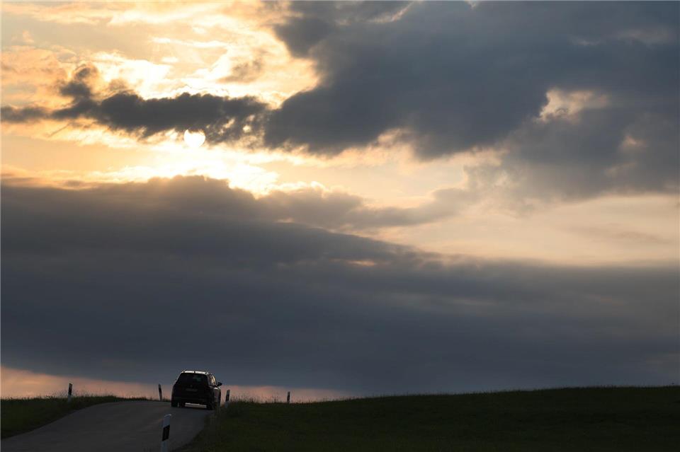 Am Sonntag ziehen vielerorts Wolken im Freistaat auf. (Symbolbild)Karl-Josef Hildenbrand/dpa