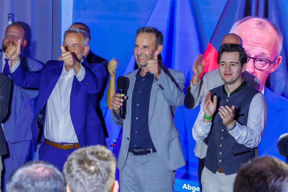 Am Sonntagabend jubelte die AfD in MV, aber in der Partei gibt es auch Kritik am eigenen Wahlkampf. (Archivbild)Jens Büttner/dpa