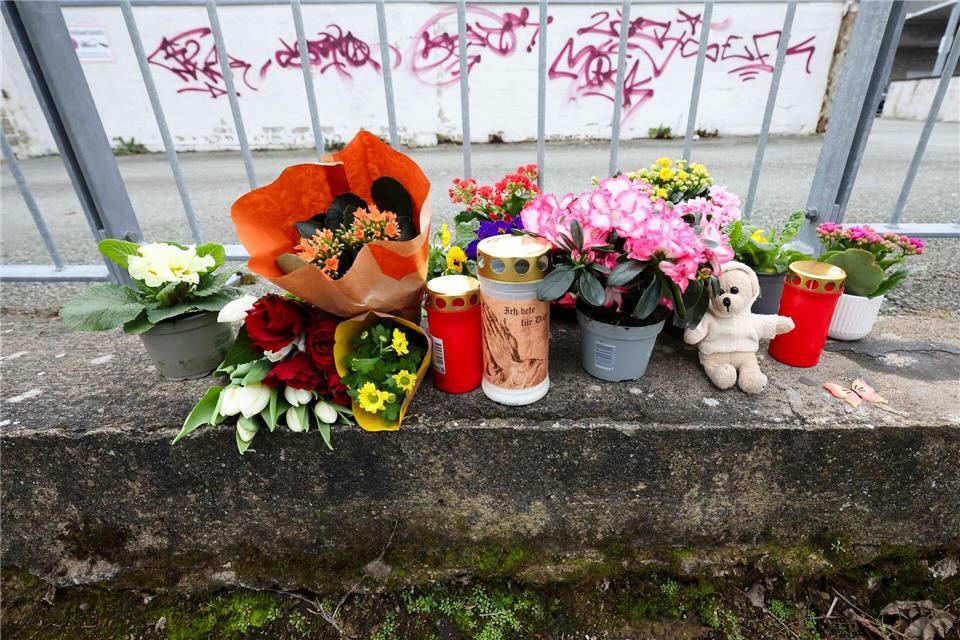 Am Sonntagabend suchten Einsatzkräfte in Eckernförde nach Spuren des Geschehens am Tatort. (Archivbild)Frank Molter/dpa