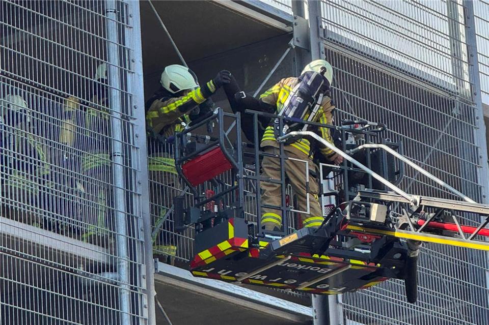 Am St. Marien-Hospital übten Feuerwehrleute sowohl im Parkhaus als auch im Neubau gemeinsam mit Mitarbeitern des Krankenhauses eine Evakuierung und Bergung von Patienten. 