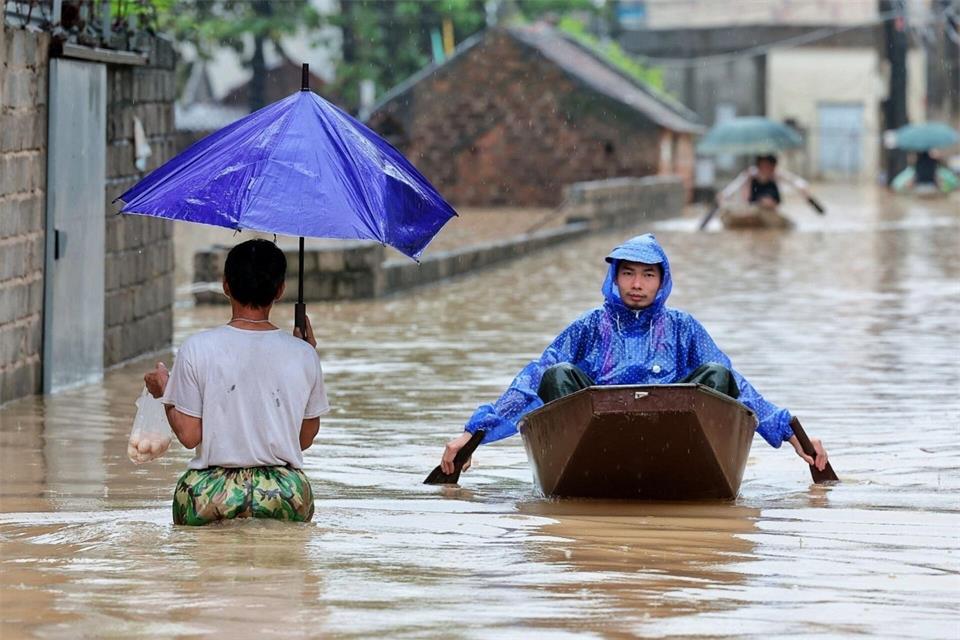 Am Stadtrand von Hanoi stand das Wasser meterhoch in den Straßen.Pham Tuan Anh/VNA/AP/dpa