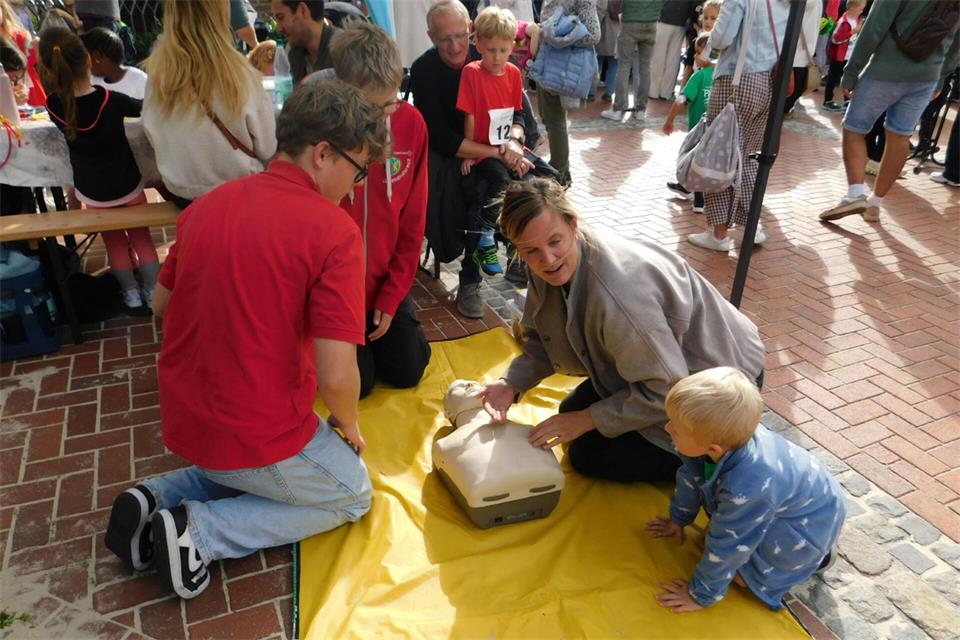 Am Stand der DRK-Ortsgruppe Heiden konnten Besucher die Herzdruckmassage testen.