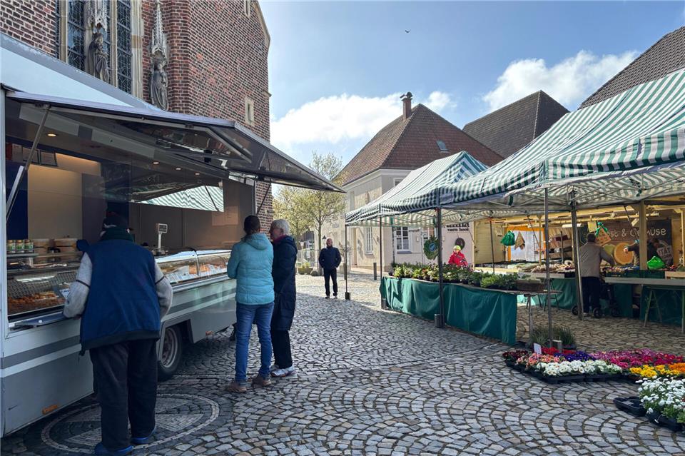 Am Stand des Fischhändlers ebbt die Schlange nicht ab - Käse- und Fleischstand hingegen sind seit geraumer Zeit aus Ramsdorf verschwunden.