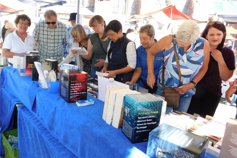 Ramsdorfer Büchermarkt punktet auf dem Kirchplatz mit Atmosphäre Am Stand vom Verein Horizont Kinderkrebshilfe ist rund um die Uhr etwas los.