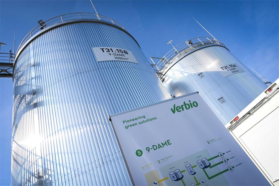 Am Standort Bitterfeld-Wolfen sollen durch die neue Produktion rund 50 Arbeitsplätze entstehen.Heiko Rebsch/dpa