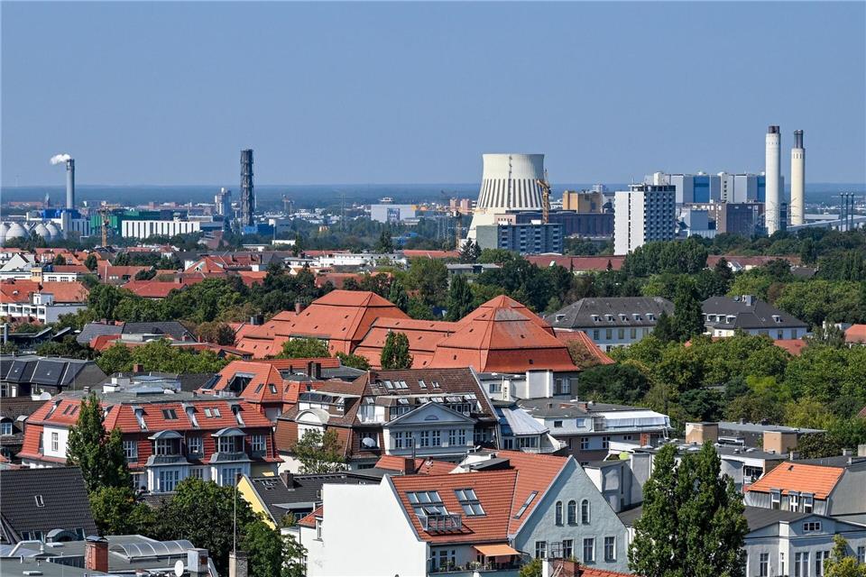 Am Standort des Heizkraftwerks Reuter West in Spandau ist eine neue Anlage zum Verbrennen von Biomasse geplant. (Archivbild)Jens Kalaene/dpa