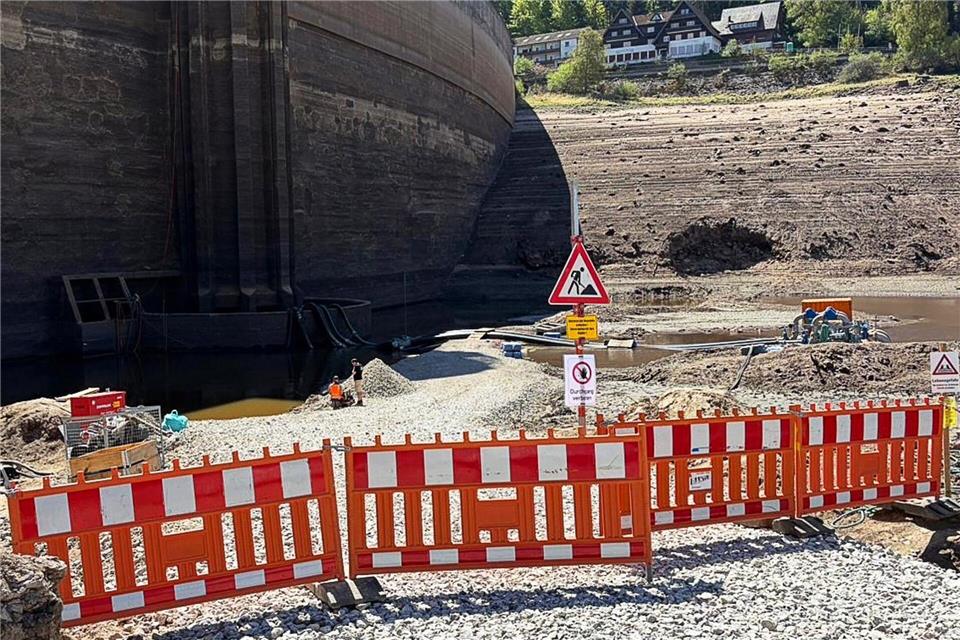 Am Stausee der Schwarzenbach-Talsperre sollen sich laut dem zuständigen Energieversorger EnBW „über 100 gut sichtbare Hinweisschilder sowie klare Absperrungen an den Zuwegen“ befinden. Benjamin Groth/EnBW/dpa