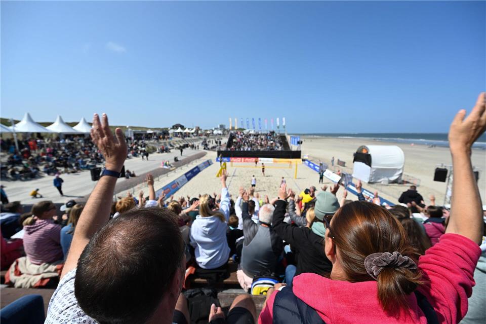 Am Strand der Insel wird während des White Sands Festivals wieder ein Center Court für die Beachvolleyball-Turniere aufgebaut. (Archivbild)Lars Penning (klemmer)/dpa