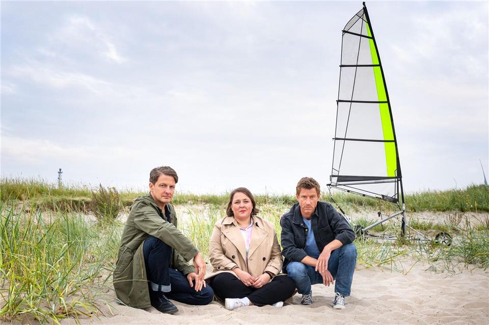 Am Strand kommt Hauke Momsen zu Tode. Wer hat seinen Strandsegler manipuliert? Ermittler Henk Cassens (rechts, Maxim Mehmet) kann wie immer auch auf die Unterstützung seiner Freunde zählen.Michael Kötschau/ZDF/dpa