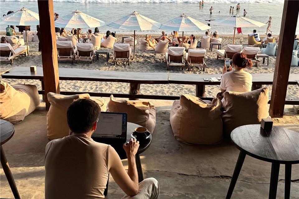 Am Strand von Canggu wird morgens gesurft und dann im Café gearbeitet.Carola Frentzen/dpa