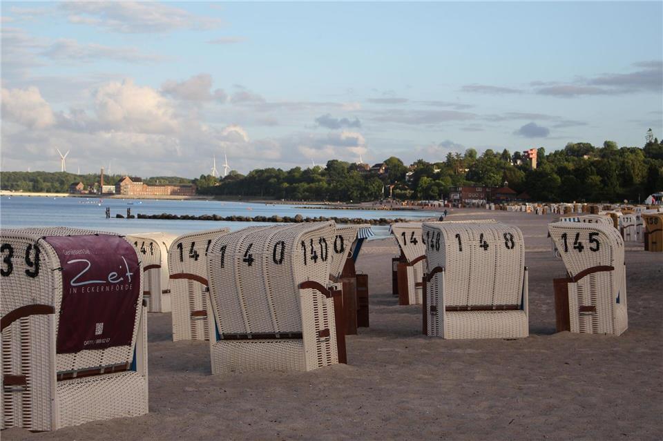Am Strand von Eckernförde (Schleswig-Holstein) gibt es auch Schlafstrandkörbe - wie in vielen anderen Orten an Ostsee- und Nordseeküste auch. Ricarda Dieckmann/dpa-tmn