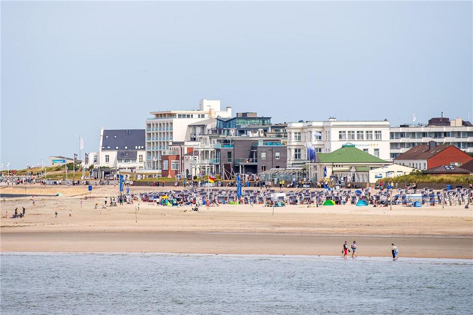 Am Strand von Norderney wurde der verdächtige Gegenstand, bei dem es sich um Sprengstoff handeln soll, gefunden. (Archivbild)Sina Schuldt/dpa