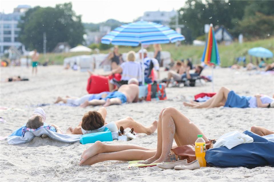 Noch ein paar Sonnenstrahlen bevor der Herbst beginnt Am Strand von Scharbeutz genossen viele Menschen den sonnigen Samstag.Bodo Marks/dpa