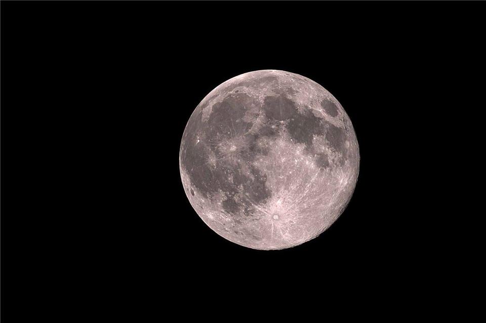 Am Südpol des Mondes gibt es gefrorenes Wasser, das macht die Region zum attraktiven Ziel. (Archivbild)Marcus Müller/dpa