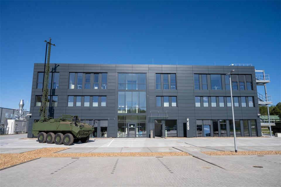 Am Systemunterstützungszentrum in Neubrandenburg sollen Piranha-Radpanzer nicht nur gewartet werden.Stefan Sauer/dpa