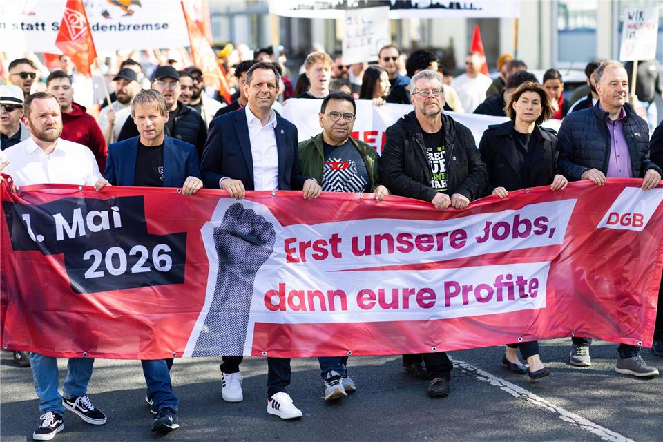 Am Tag der Arbeit läuft Niedersachsens Ministerpräsident Olaf Lies (SPD) bei einer Demonstration in Salzgitter mit.Michael Matthey/dpa