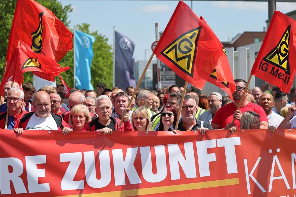 Am Tag der Aufsichtsratssitzung der Volkswagen AG in Wolfsburg organisiert die IG Metall bundesweit Informations- und Protestaktionen an zahlreichen Standorten des Konzerns. Auch in Zwickau wird demonstriert.Jan Woitas/dpa