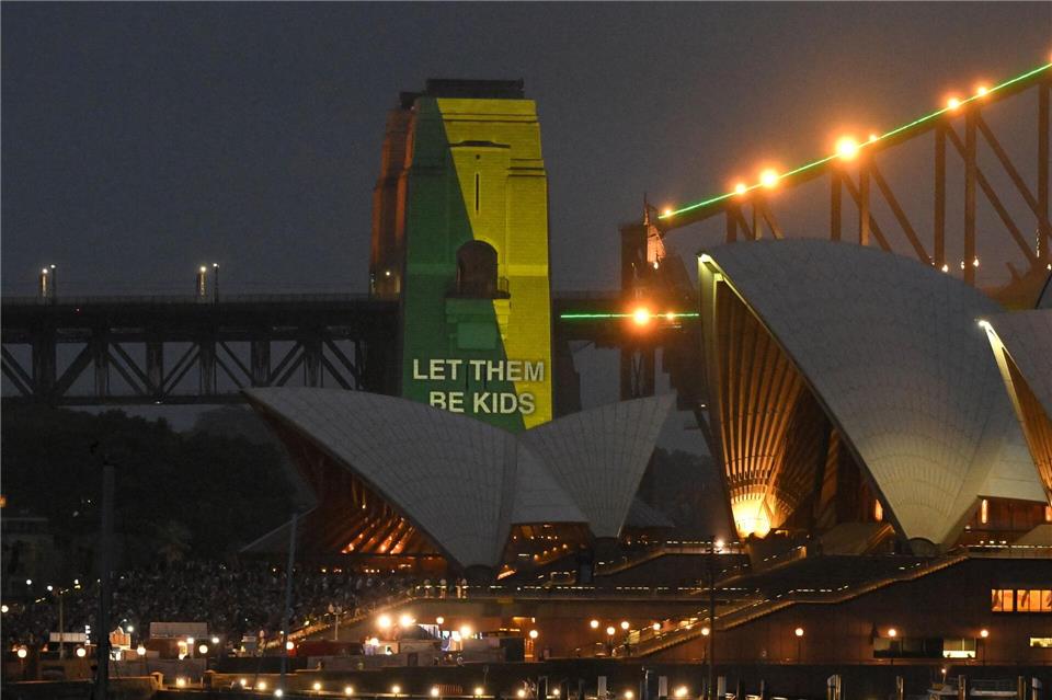 Am Tag der Einführung strahlte sogar von der Sydney Harbour Bridge der Slogan „Let them be kids“. (Archivbild)Mick Tsikas/AAP/dpa