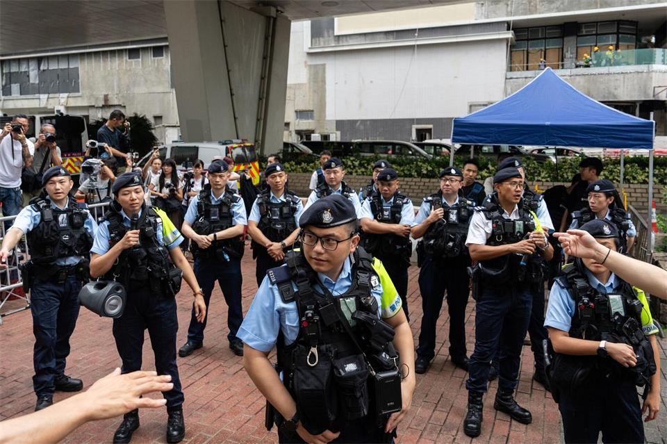 Am Tag des Urteils gegen die Aktivsten hatten sich zahlreiche Polizisten vor dem Gericht postiert. Chan Long Hei/AP/dpa
