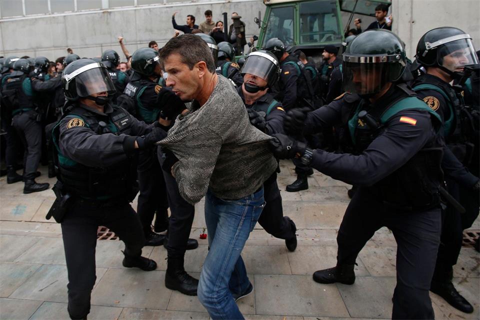 Am Tag des illegalen Unabhängigkeitsreferendums in Katalonien 2017 ging die spanische Polizei gewaltsam gegen Wähler vor.picture alliance / Francisco Seco/AP/dpa