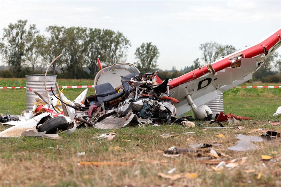Am Tag nach dem Absturz ist ein Trümmerfeld um das Flugzeug herum zu sehen.Jörg Halisch/dpa