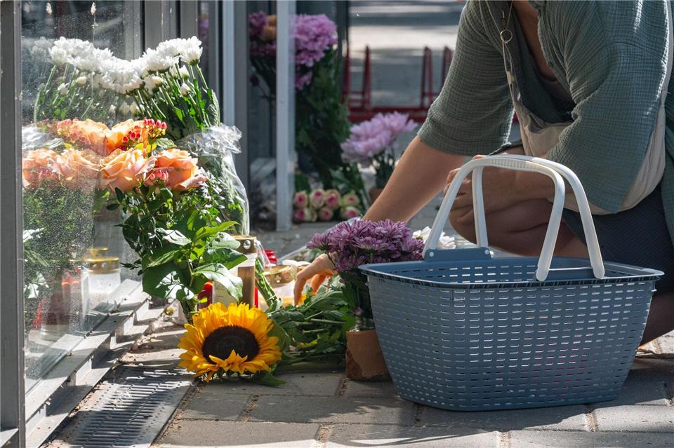 Am Tag nach dem Angriff legten Menschen Blumen am Tatort nieder.Armin Weigel/dpa