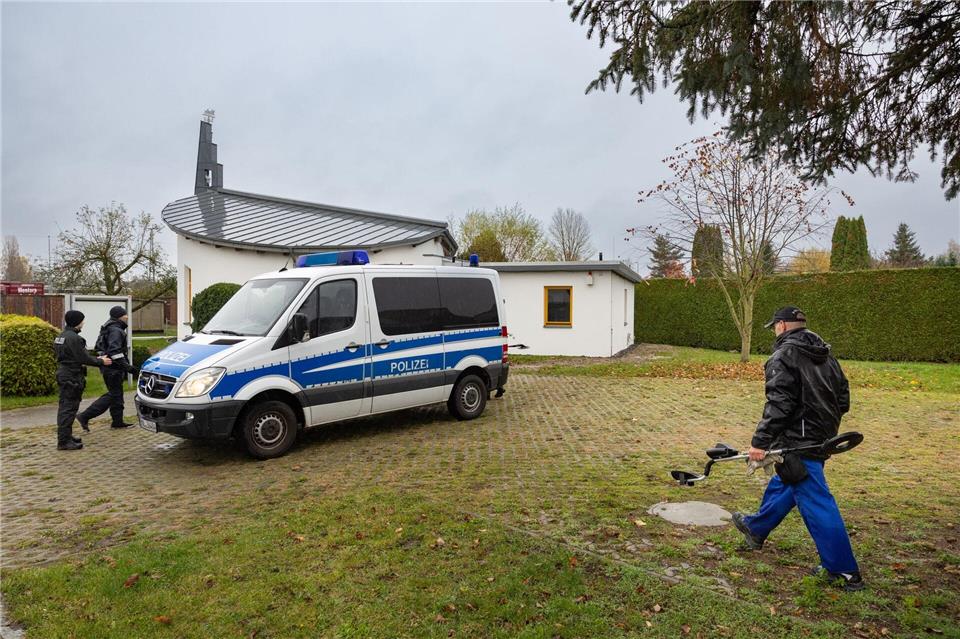 Am Tag nach dem tödlichen Messerangriff in Bad Kleinen waren Polizeibeamte dort mit Metalldetektoren unterwegs.Ulrich Perrey/dpa