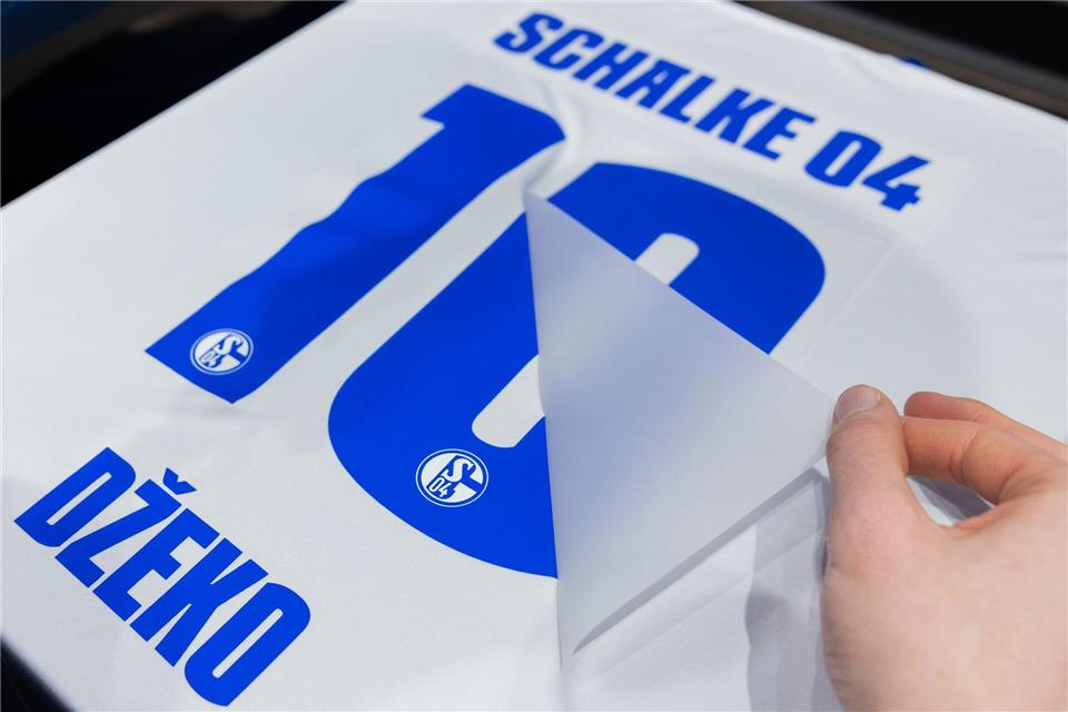 Am Tag nach seiner Verpflichtung wurden etliche Trikots mit Dzekos Namen beflockt.Rolf Vennenbernd/dpa