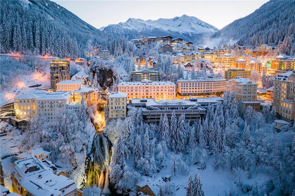 Am Talausgang an einem Wasserfall gelegen: das winterliche Bad Gastein in der Dämmerung.Christoph Oberschneider/Gasteinertal Tourismus GmbH/dpa-tmn