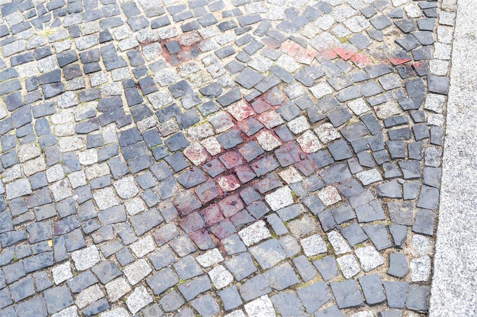 Am Tatort ist ein großer Blutfleck zu sehen. Christophe Gateau/dpa