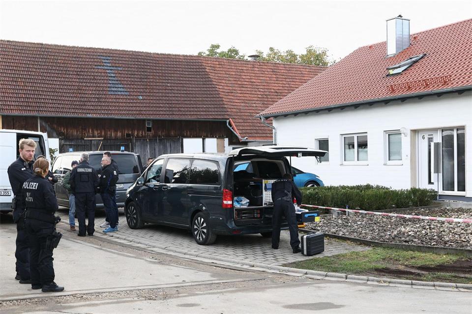 Am Tatort werden Spuren gesichert.Daniel Löb/dpa