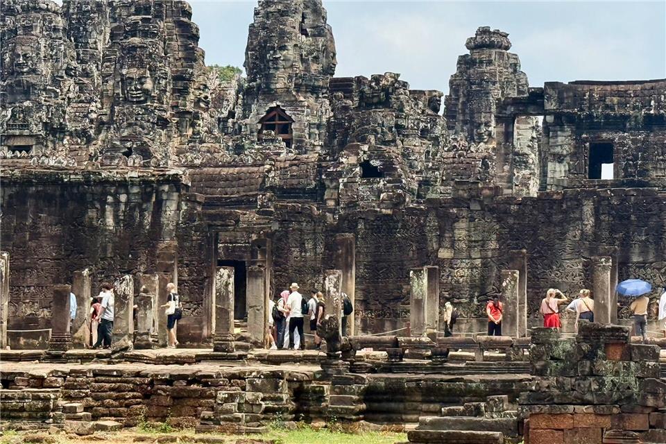Am Tempel Bayon in Angkor Thom aus dem 12. Jahrhundert treten sich die Besucher auch nicht gerade auf die Füße. Carola Frentzen/dpa-tmn