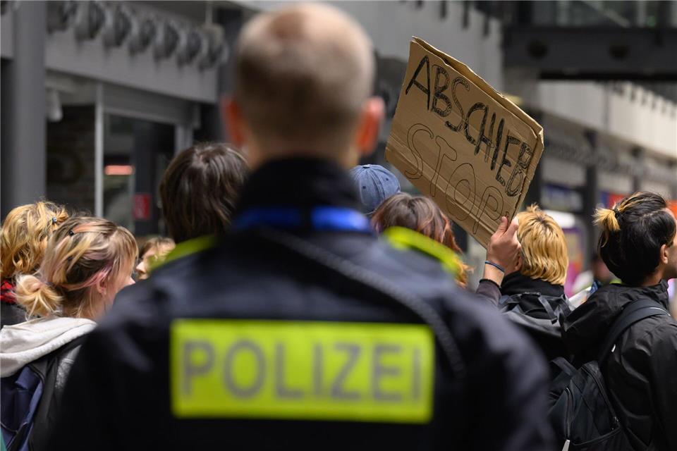Am Terminal versammelten sich Gegner der Abschiebung zu einer Mahnwache.Hendrik Schmidt/dpa