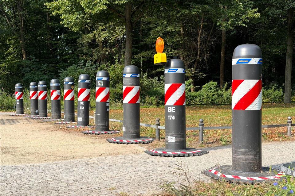 Am Tiergarten in Berlin sind neue Poller aufgestellt worden. (Symbolbild) Sven Kaeuler/dpa