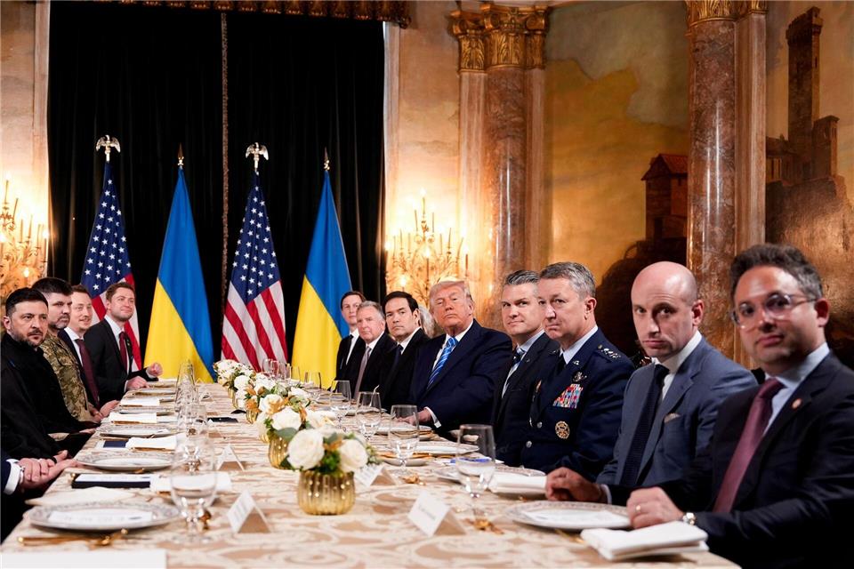 Am Tisch: Die Delegationen der USA und der Ukraine.Alex Brandon/AP/dpa